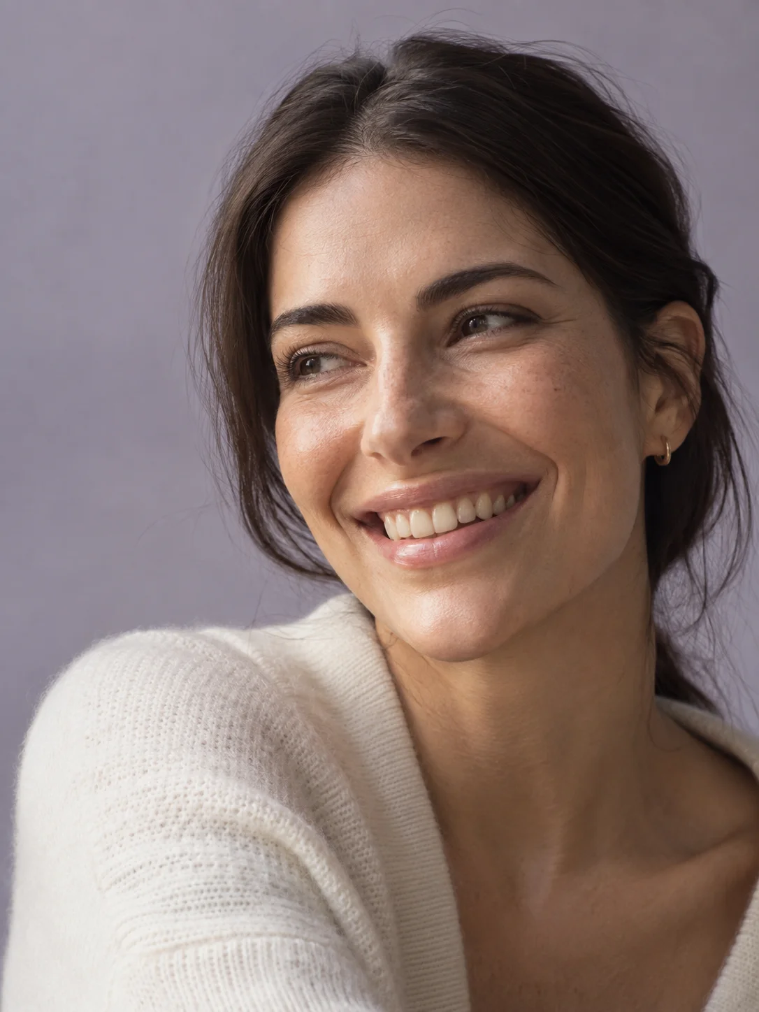 Un sourire naturel, dans la lumière du matin